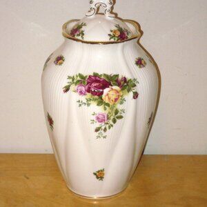 Vintage Vase Ginger Jar Royal Albert Bone China Old Country Roses Floral 9"